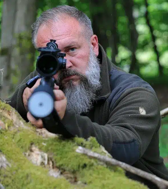 Hunter in forest mit Nachtsichtgerät