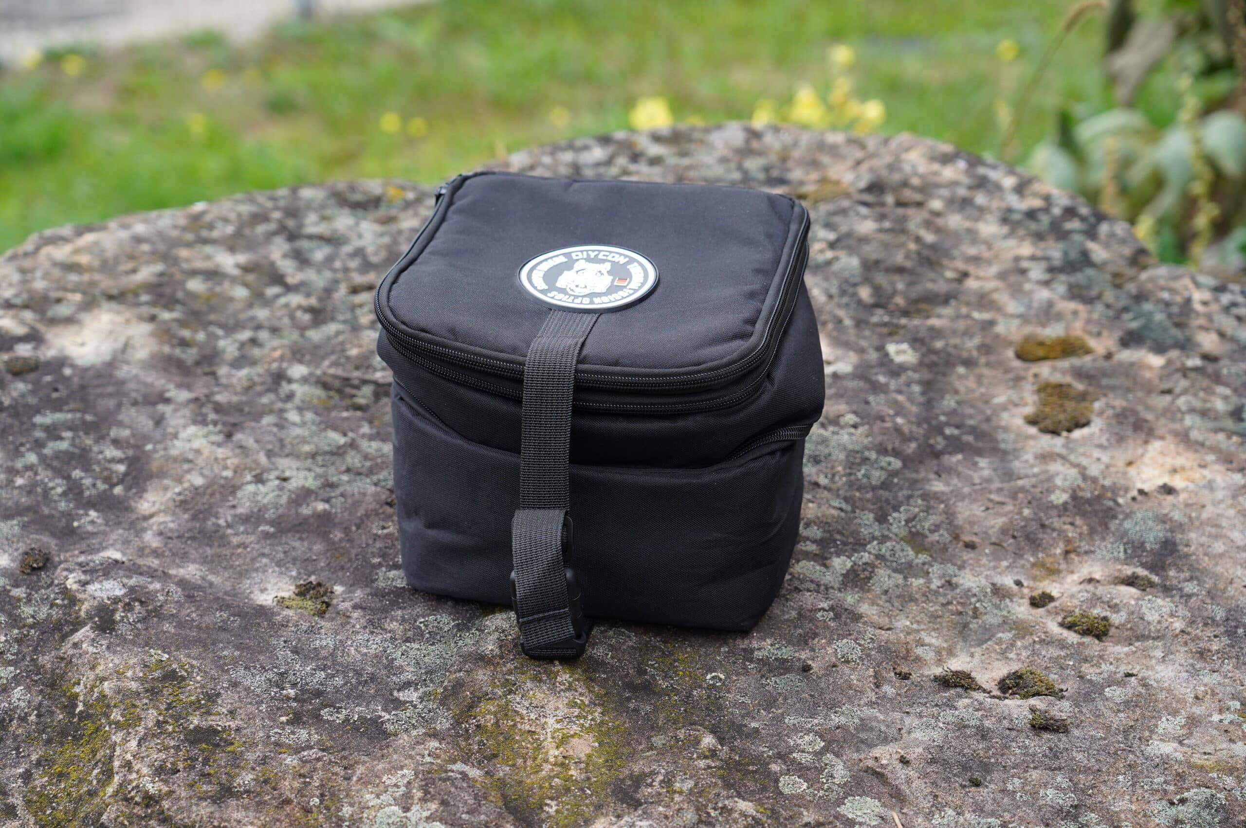 Diycon Einsatztasche auf dem Stein